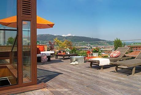 Terraza decorada en tonos naranja
