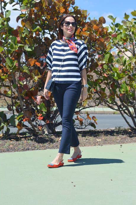 navy-orange-outfit-streetstyle-personal-shopper