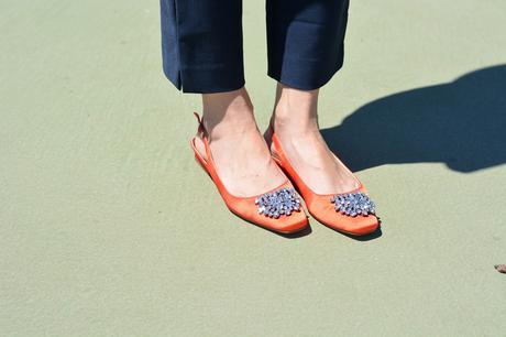 navy-outfit-orange-zara-sandals-streetstyle