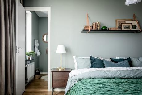 Un apartamento con las paredes verdes