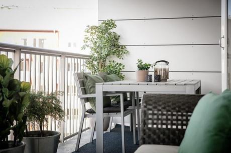 Un apartamento con las paredes verdes