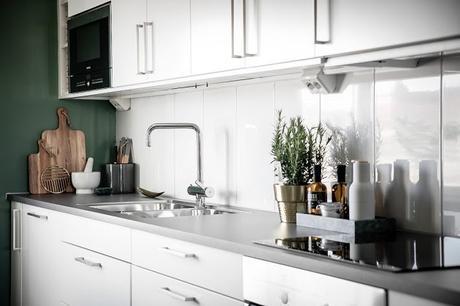 Un apartamento con las paredes verdes