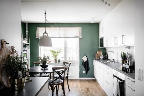 Un apartamento con las paredes verdes