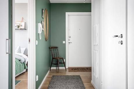 Un apartamento con las paredes verdes