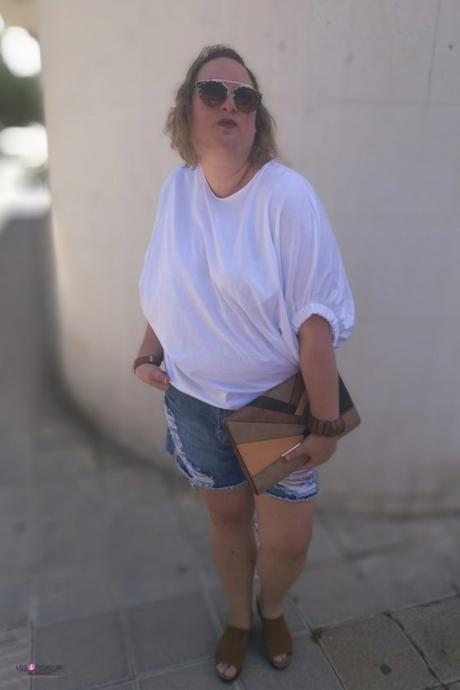 look talla grande con camiseta de zara blanca con shorts de rotos de asos con zuecos marrones y cluth primark