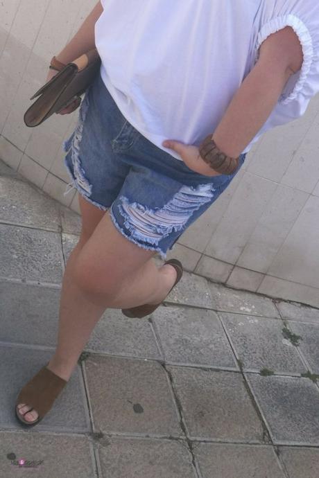 look talla grande con camiseta de zara blanca con shorts de rotos de asos con zuecos marrones y cluth primark