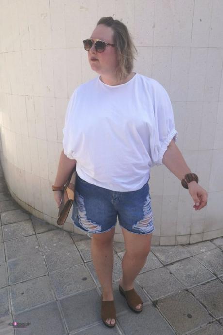 look talla grande con camiseta de zara blanca con shorts de rotos de asos con zuecos marrones y cluth primark