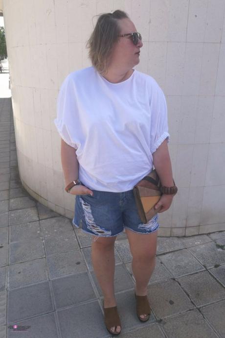 look talla grande con camiseta de zara blanca con shorts de rotos de asos con zuecos marrones y cluth primark