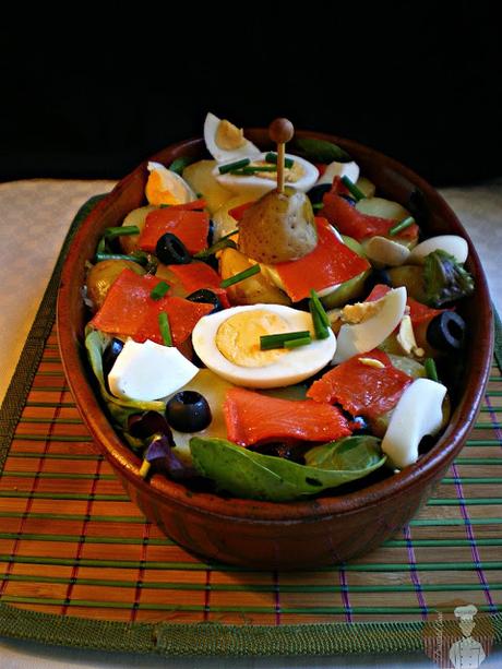 Ensalada de patatas, salmón ahumado y huevos 