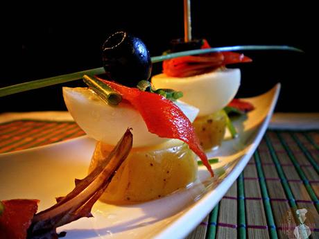 Ensalada de patatas, salmón ahumado y huevos 