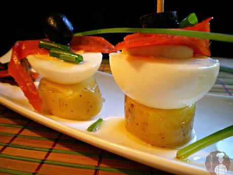 Ensalada de patatas, salmón ahumado y huevos 