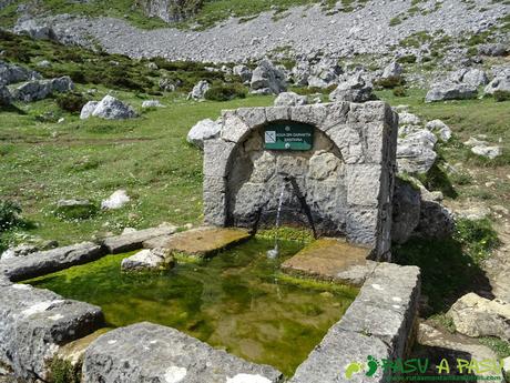 Ruta al Cantu Ceñal: Fuente en el Lago Ercina