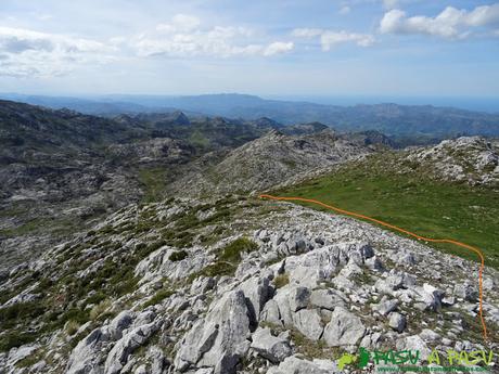 Bajando de Cabeza la Forma para conectar con el camino al refugio de Vega de Ario