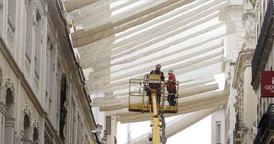 Y LOS TOLDOS SIN PONER…