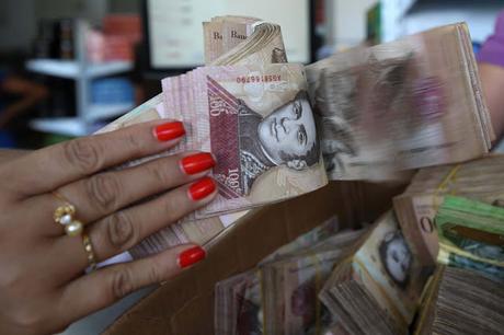 Venezolanos sobreviven vendiendo billetes de Bs.100 en buses de Bogotá