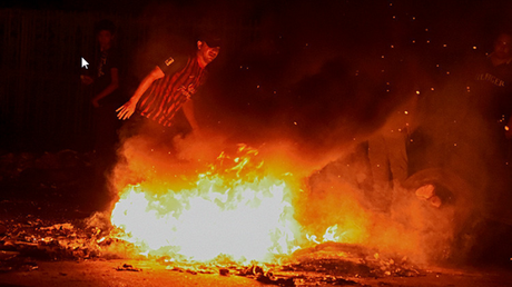 Queman a un hombre en el ataque contra una oficina pública en Venezuela #Cuba #CubaEsNuestra