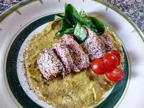 Atún rojo en salsa de espárragos - Tonno in crosta di sesamo su crema di asparagi - Tuna with asparagus cream sauce Atún rojo en salsa de espárragos - Tonno in crosta di sesamo su crema di asparagi - Tuna with asparagus cream sauce