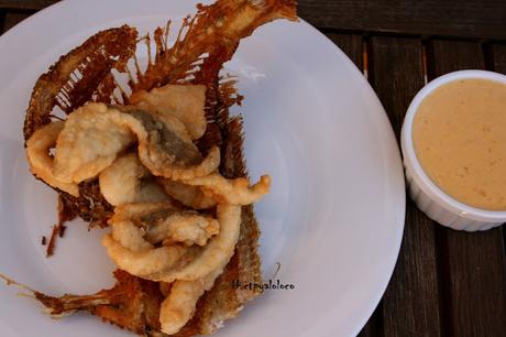 Gallo de pescado crujiente con salsa a la bilbaina