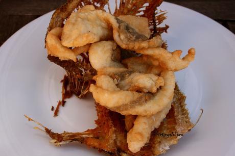 Gallo de pescado crujiente con salsa a la bilbaina