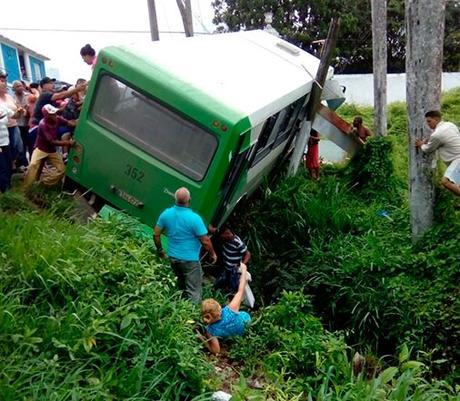 Accidente de tránsito en Pinar del Río deja un muerto y 26 heridos