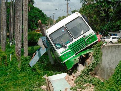 Accidente de tránsito en Pinar del Río deja un muerto y 26 heridos