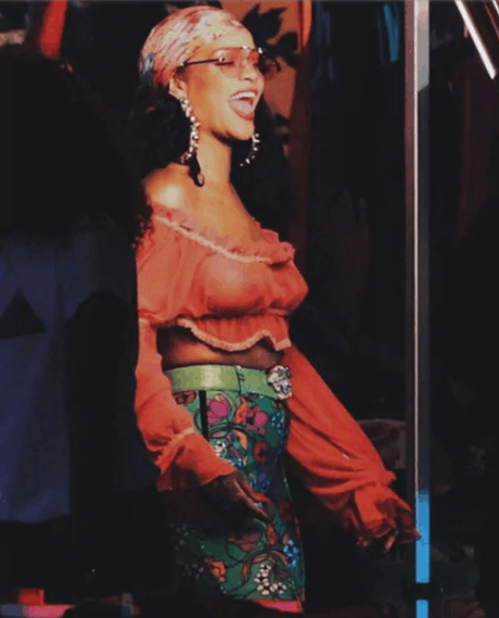 Rihanna se olvidó del sostén y mostró de más 😳