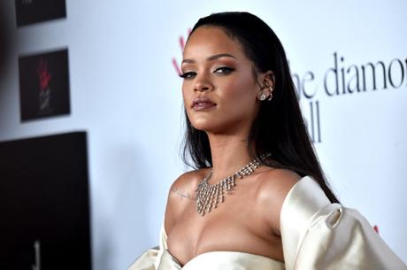 Rihanna se olvidó del sostén y mostró de más 😳