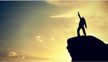 Hombre en la cima de la montaña