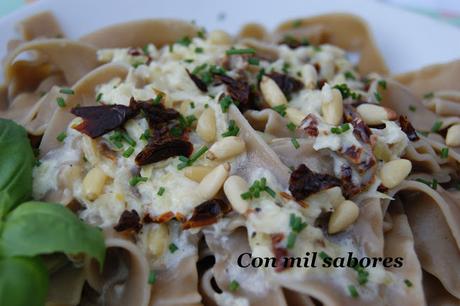 PASTA CON PIÑONES Y TOMATES SECOS