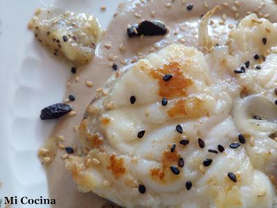 RAPE A LA PLANCHA SOBRE CAMA DE AJO BLANCO CON AJO NEGRO, KIWI ESPECIADO Y SÉSAMO