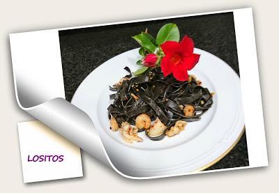 TALLARINES DE HUEVO Y TINTA DE CALAMAR CON SEPIA Y GAMBAS