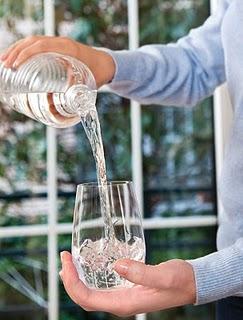 Beber agua mineral natural durante el embarazo y la lactancia garantiza una hidratación saludable