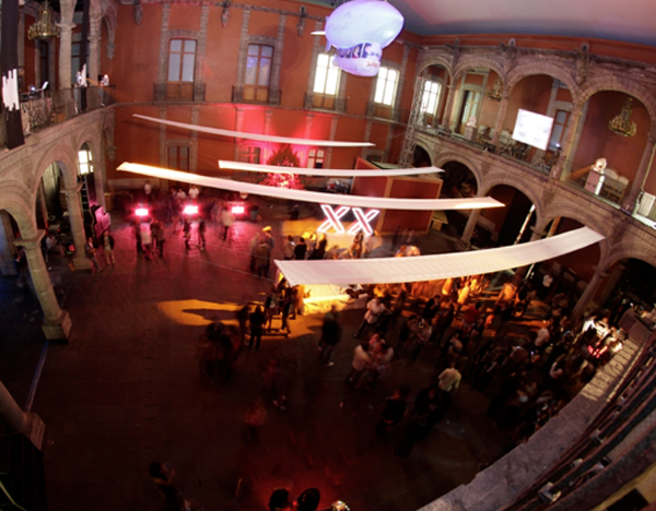 DOS EQUIS EN DISTRITO:MURAL