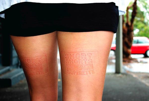 Logos a flor de piel (o como imprimir tu marca en las piernas de las jóvenes)