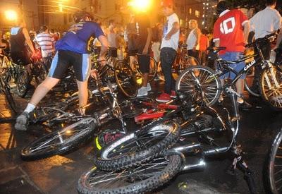 Un conductor atropella a una veintena de ciclistas en Brasil.