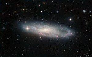 La galaxia NGC247 y su disco de polvo