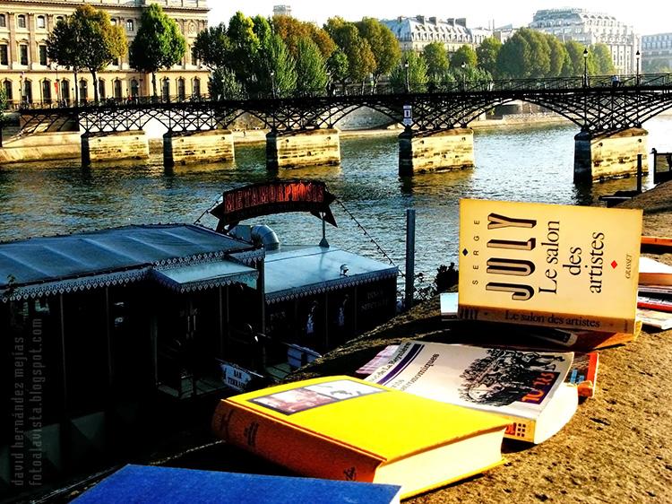 Libros dejados sobre los muros que dan al Sena en París (Francia) para que otros los lean