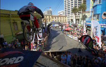 La locura de descender en bici por Valparaíso Cerro Abajo
