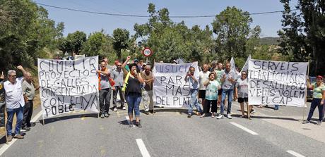 169 vecinos de la urbanización Mas del Plata cortan la entrada a Cabra del Camp