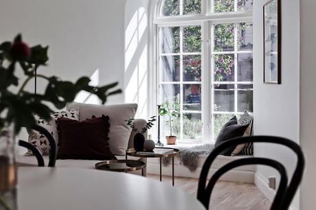 gran ventanal con zona de asiento de madera