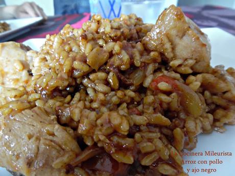 Arroz con pollo y ajo negro