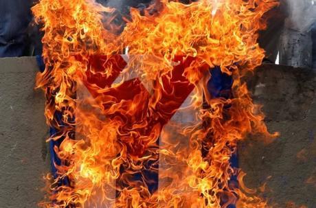 Venezolanos queman otra bandera cubana en Caracas