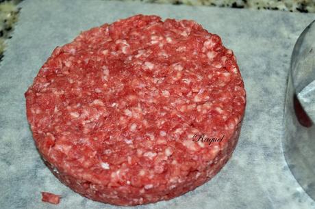 Hamburguesas de ternera rellenas de queso parmesano