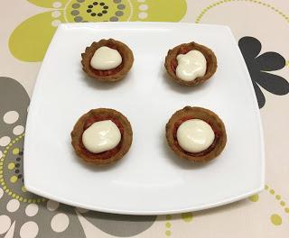 Tartaletas de crema de queso de cabra con miel y sobrasada