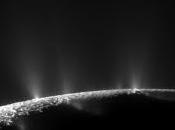 impacto inclinó Encélado.
