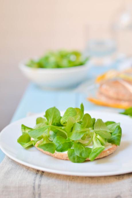 Sándwich de huevo y verduras a la plancha