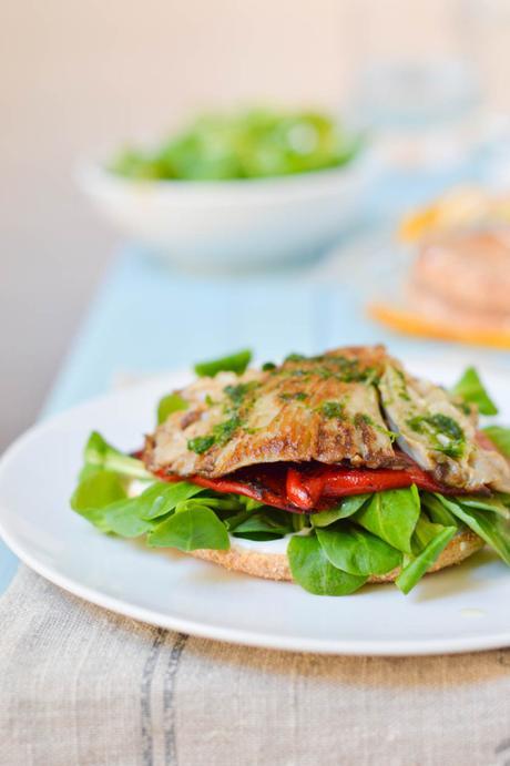 Sándwich de huevo y verduras a la plancha