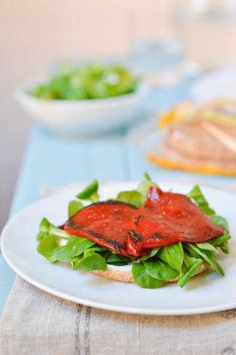 Sándwich de huevo y verduras a la plancha