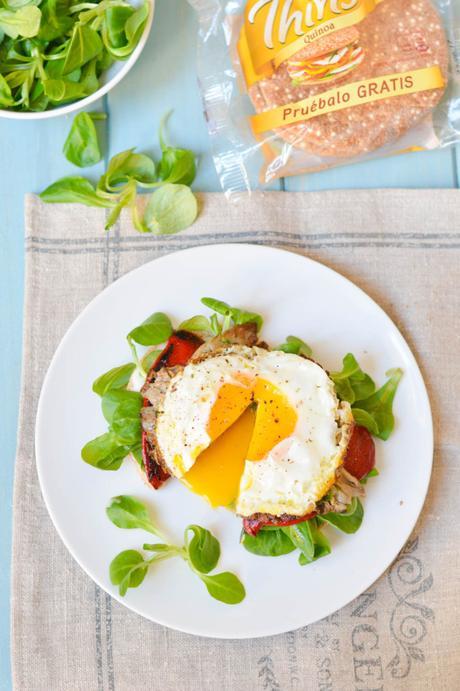 Sándwich de huevo y verduras a la plancha