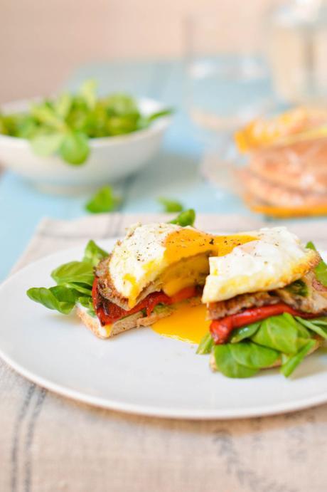 Sándwich de huevo y verduras a la plancha